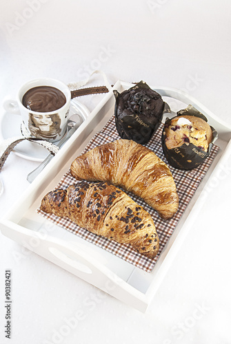 Croissants y madalenas con chocolate photo