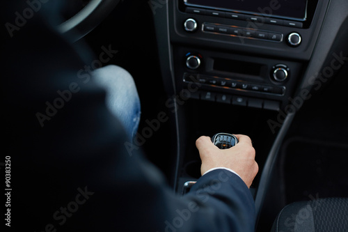 Foto Hand of the driver on manual gear shift knob