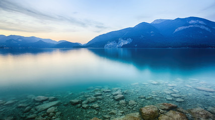 Canvas schilderij Blauw Wolfgangsee meer in Oostenrijkse Alpen  © ptnphotof