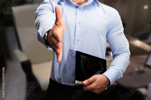 uomo stretta di mano per lavorare in ufficio con contratto photo