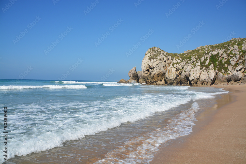 costa rocosa en la playa de Usgo, Cantabria