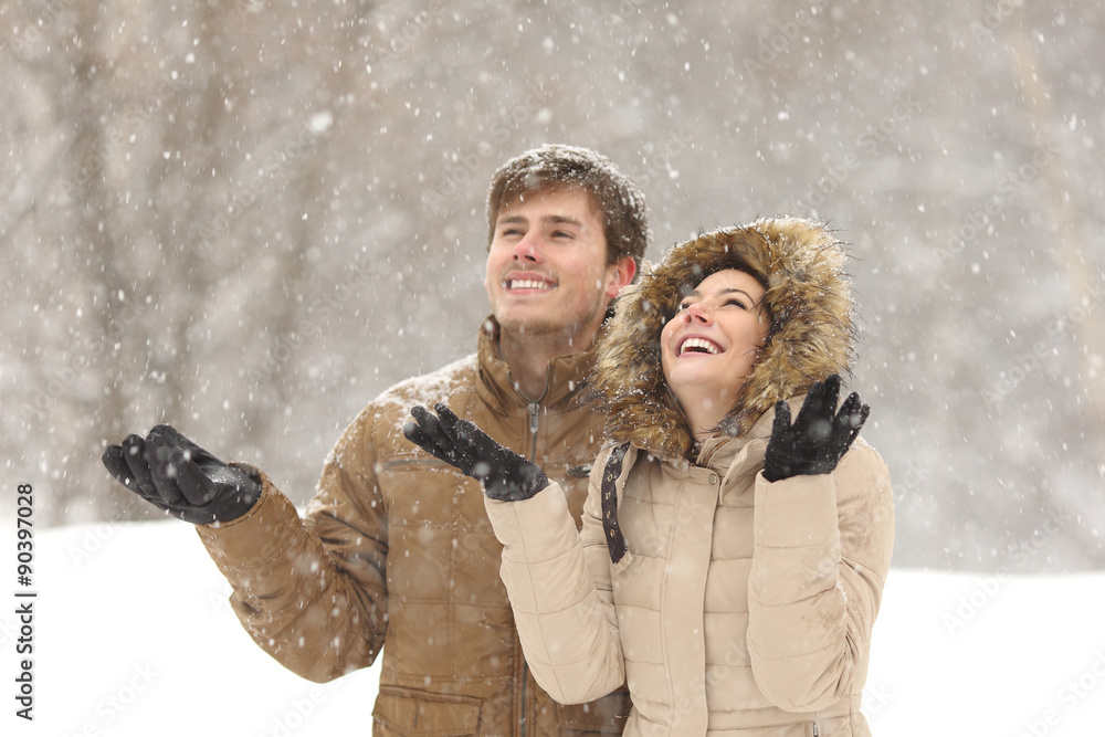 Obraz premium Funny couple watching snow in winter
