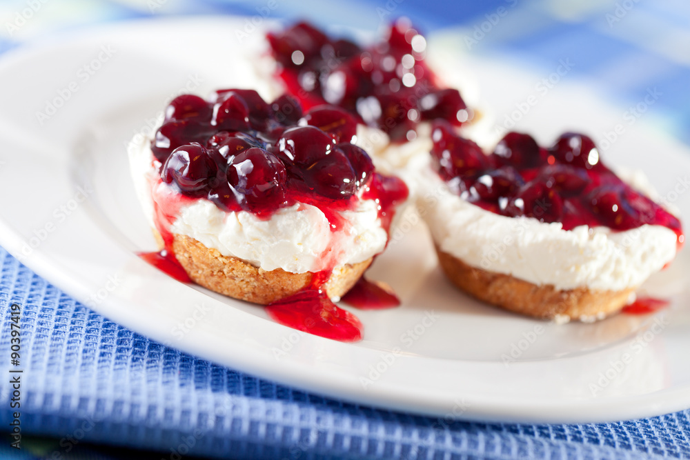 Mini cheese cakes with cranberries Mini cheese cakes with cranberries