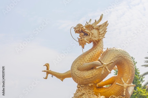 Obraz na płótnie Big golden dragon statue in sunny day w salonie