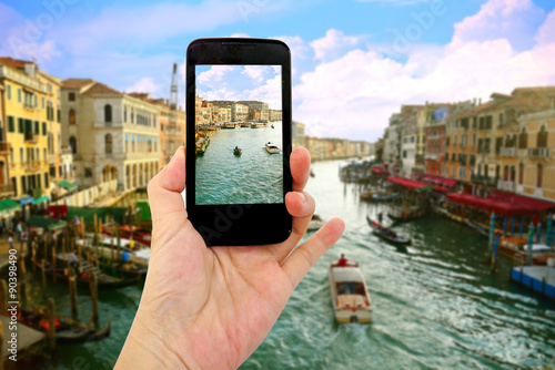 Fototapeta VENICE,ITALY-APRIL 12,2015:Venetian gondoliers await some touris