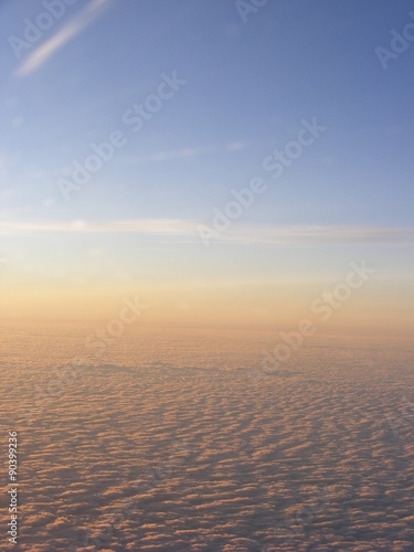 Alba vista dall'aereo © osayumi