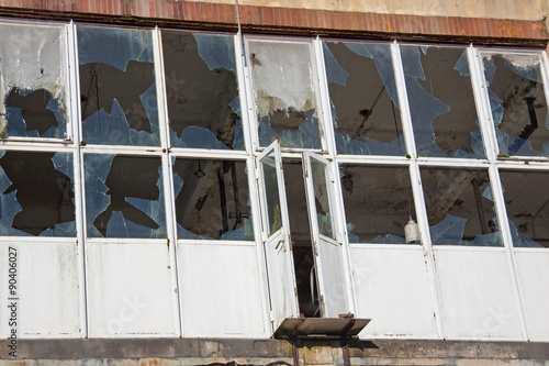 Murais de parede Vandalised window panes in an abandoned industrial building
