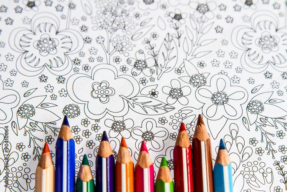 Fototapeta premium lápices de colores sobre dibujo de flores sin color