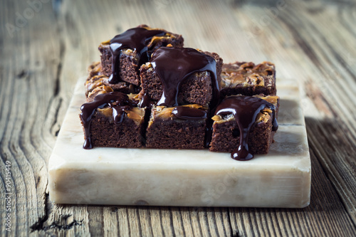 Fotografia Homemade caramel chocolate brownies