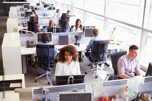 Εκτύπωση καμβά Casually dressed workers in a busy open plan office
