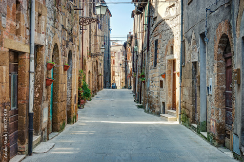 Fototapeta Naklejka Na Ścianę i Meble -  Alley in old town Tuscany Italy