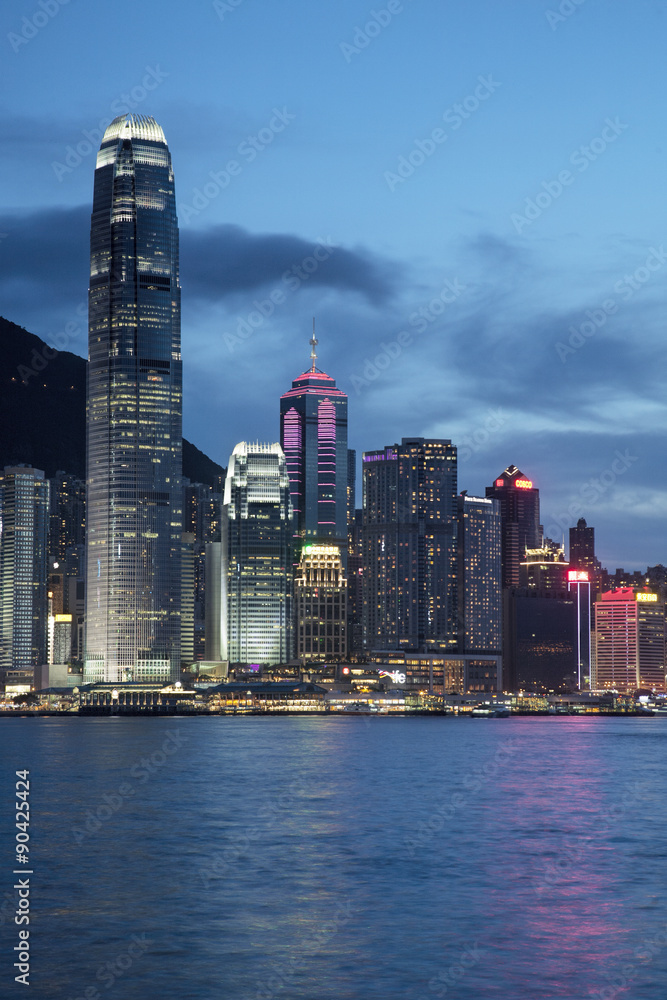 Fototapeta premium Evening skyline of Hong Kong Island and Victoria Harbour