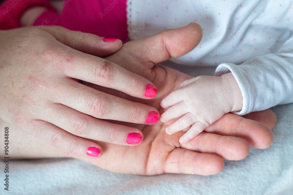 Main bébé, doigts mains papa maman Main bébé, doigts mains papa maman