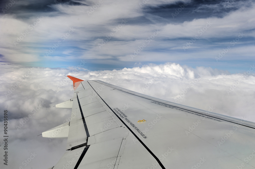 Obraz premium airplane wing in flight