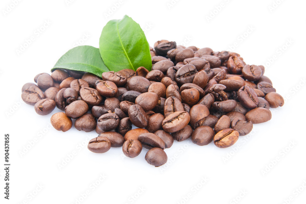 Naklejka premium Ziarna kawy i zielone liście