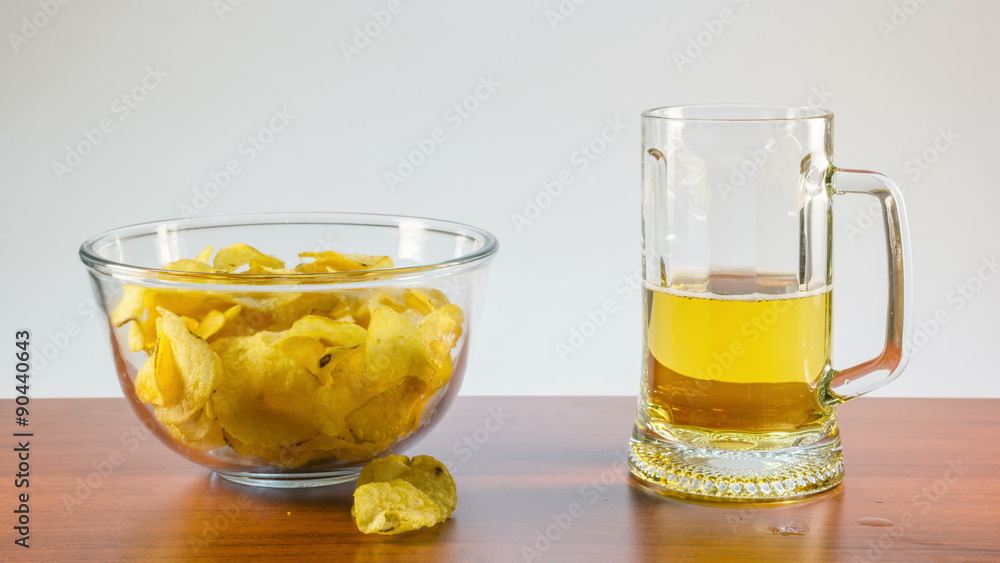 The process of emptying mug of light beer and a bowl of potato chips, timelapse.
The process of emptying mug of light beer and a bowl of potato chips, timelapse.