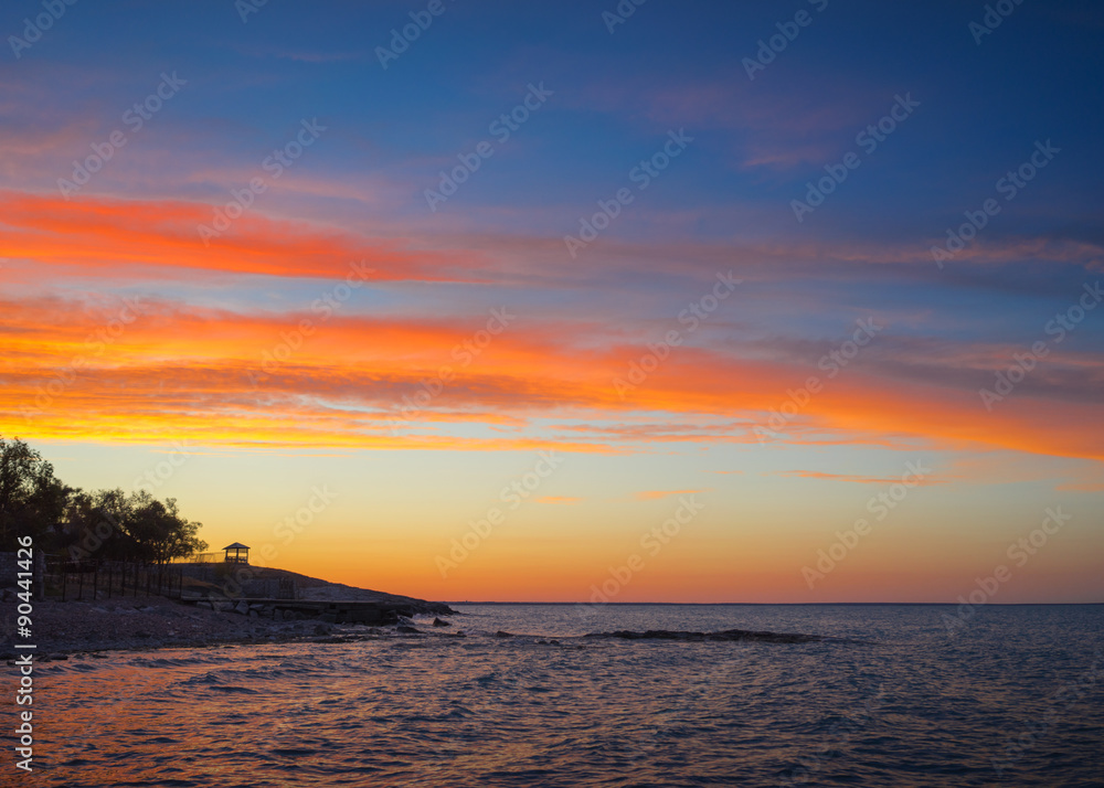 Obraz premium Beautiful sunset on the coast of a tropical resort