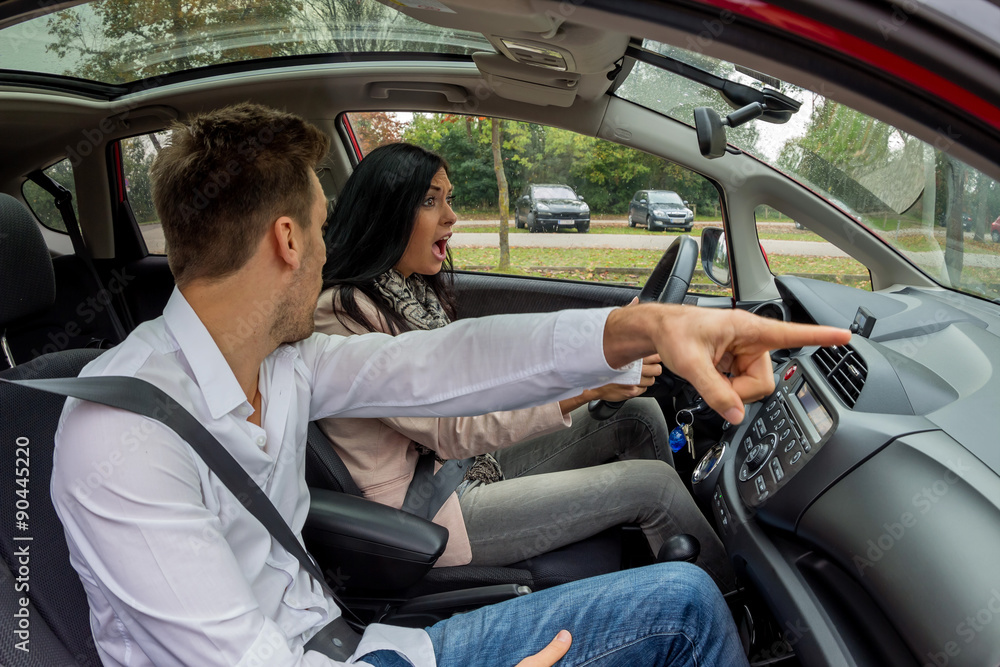 Paar fährt in einem Auto Paar fährt in einem Auto