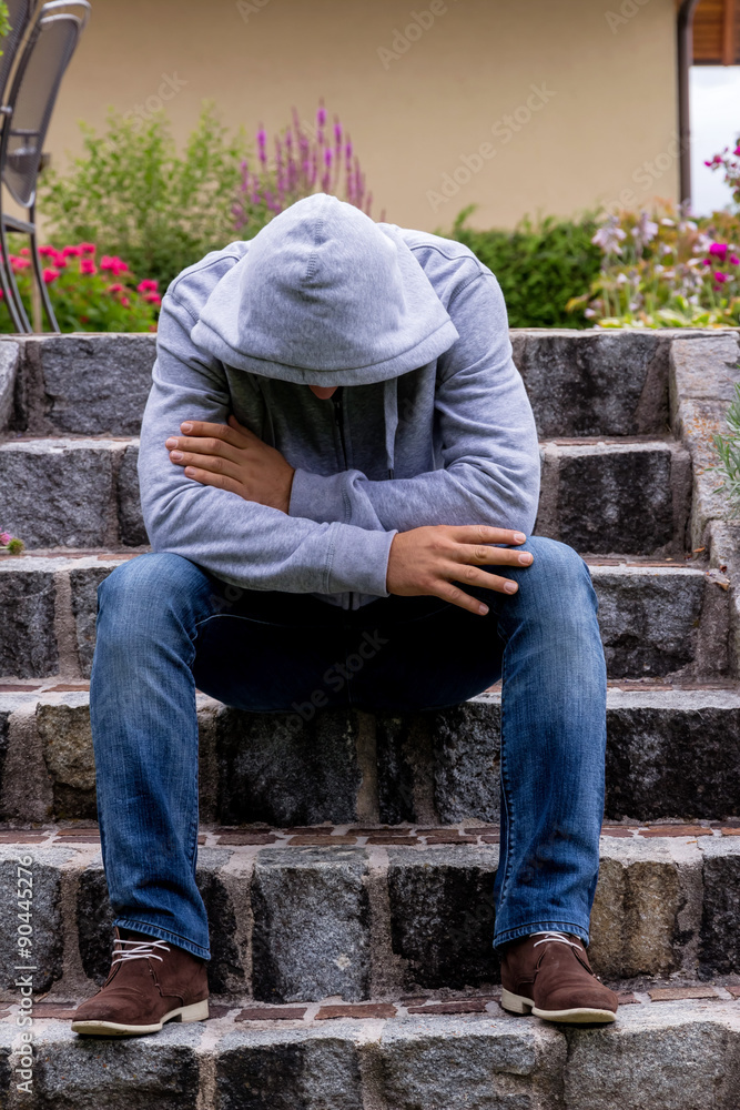Mann sitzt auf Stufen Mann sitzt auf Stufen