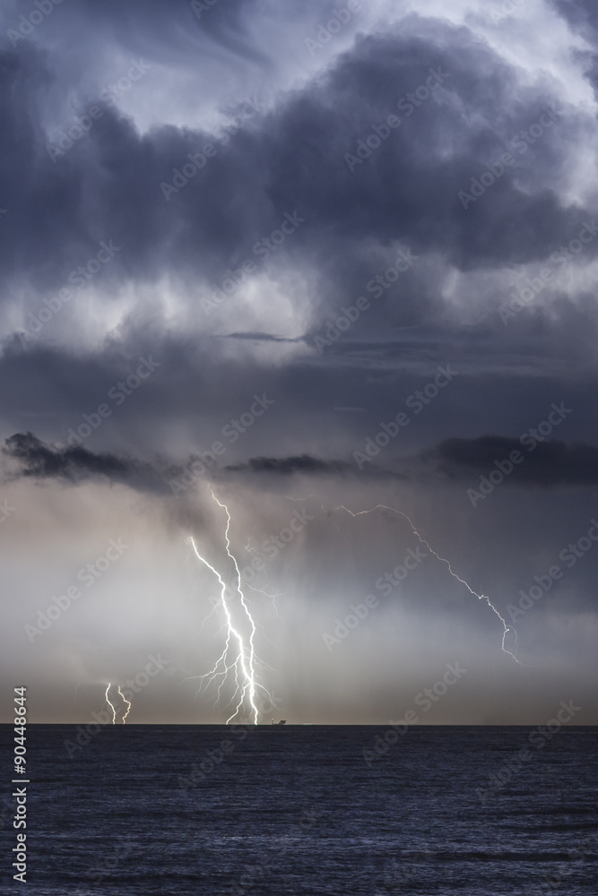 Tempesta sul mare: nuvole luminescenti e fulmini e saette sul mare