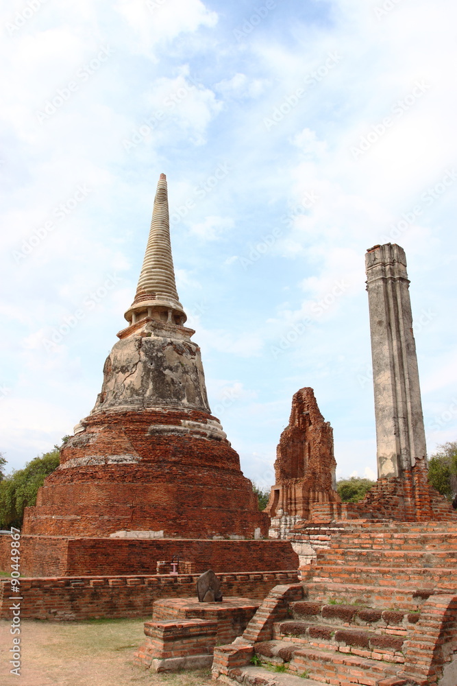 Fototapeta premium Wat Phra Mahathat in the Ayutthaya historical park, Thailand.
