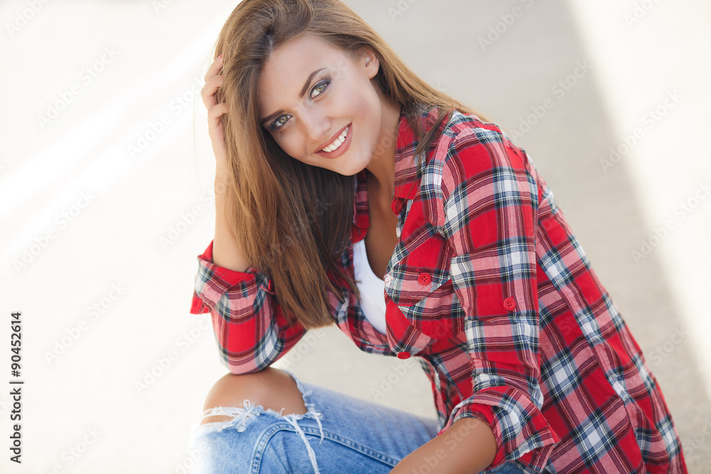 Naklejka premium Young smiling woman outdoors portrait