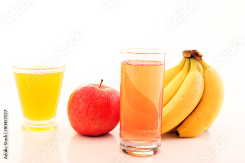 新鮮な果物とジュース