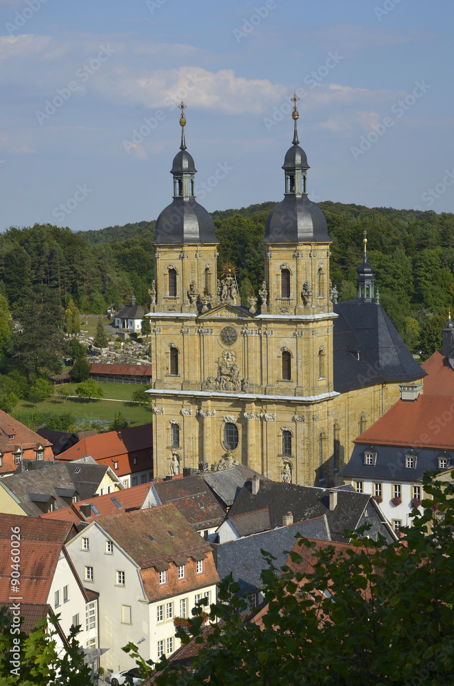 Basilika über den Häusern von  Gößweinstein