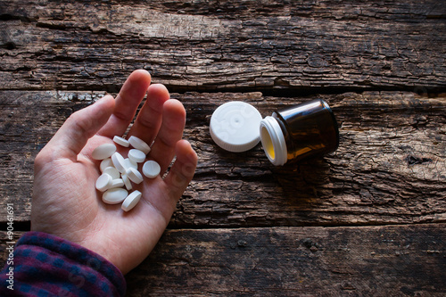 Billede på lærred man wants to commit suicide by eating pills