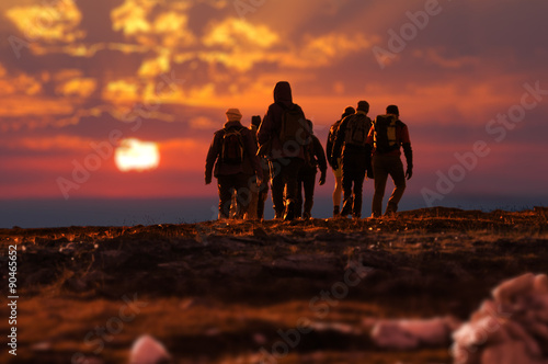 trekking persone al tramonto
