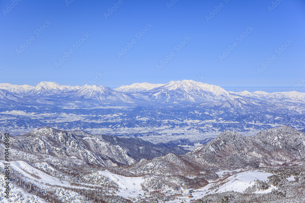 志賀高原から望む黒姫山や妙高山方面