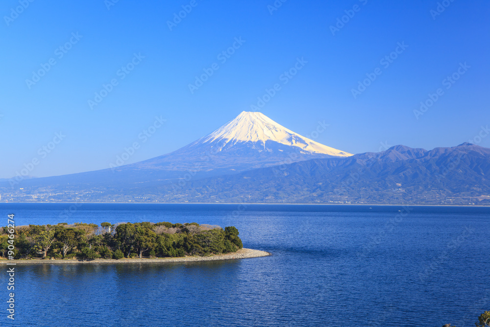 Naklejka premium 静岡県沼津市の大瀬崎から望む富士山と駿河湾