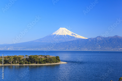 静岡県沼津市の大瀬崎から望む富士山と駿河湾
