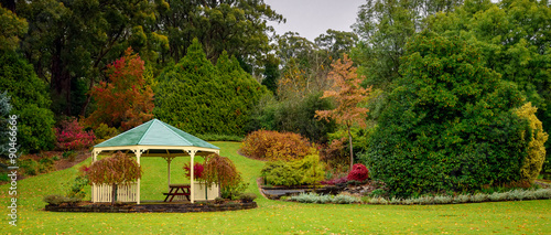 Fotografi Autumn garden alcove under the rain