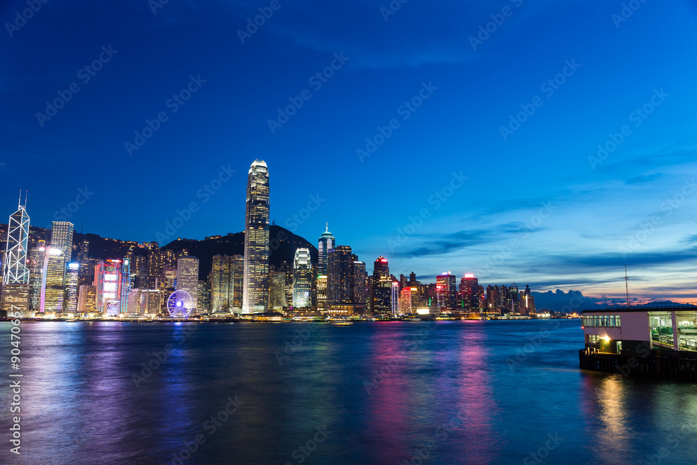 Naklejka premium Hong Kong city at night
