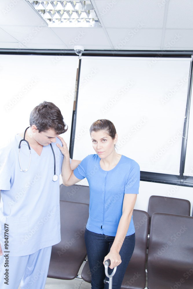 Obraz premium Male nurse helping a woman