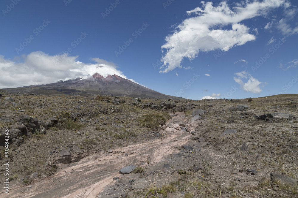 Vulkan Cotopaxi mit ausgetrocknetem Flussbett