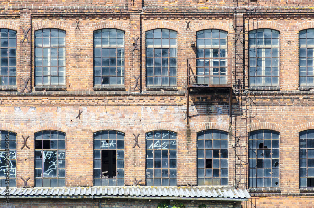 Fassade einer verfallenen Fabrik