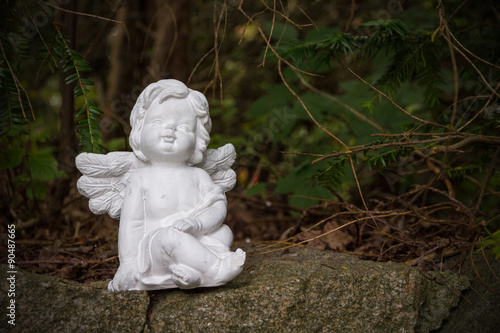 Engel Figur auf Steinmauer © OFC Pictures