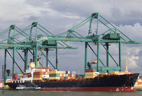 Containerschiff an einem Containerterminal im Hafen von Antwerp