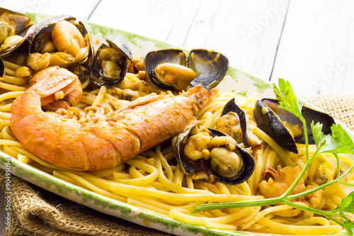 Spaghetti with prawns and mussels