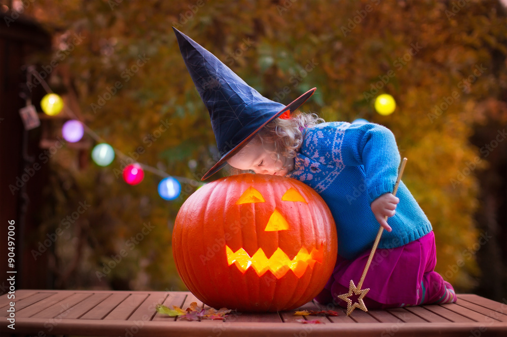 Obraz premium Kids carving pumpkin at Halloween