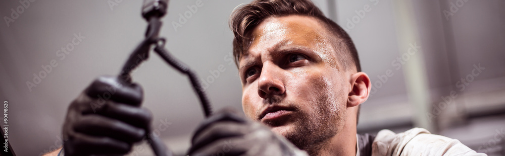 Obraz premium Automotive technician working