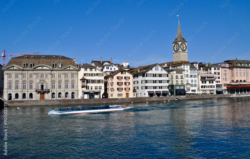 Zürich, mit Fluss Limmat, Limmatschiff und St. Peter Kirchturm 