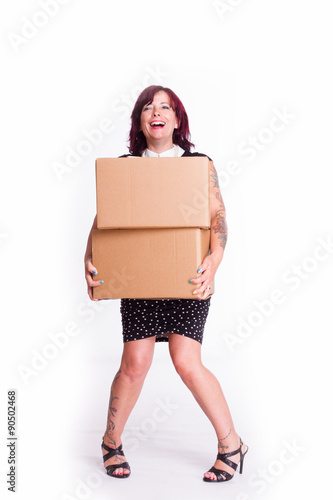 Frau trägt zu schwere Umzugskisten und lacht © SENTELLO
