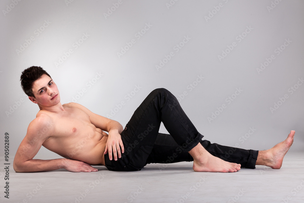 Obraz premium Healthy muscular young man on grey background