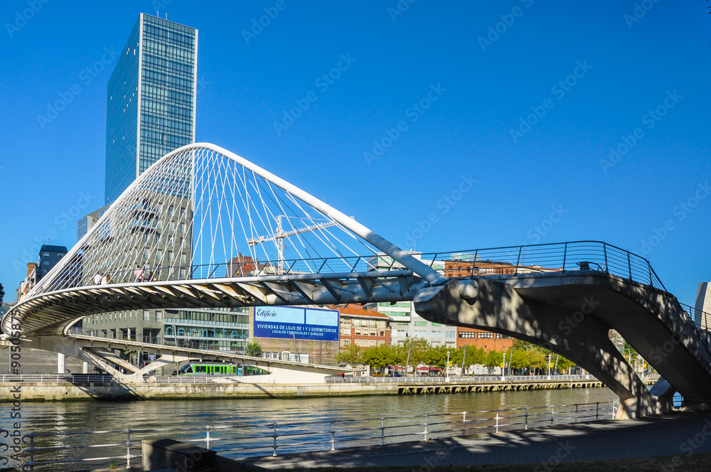 Obraz premium Puente de Zubizuri, Bilbao, País Vasco, Vizcaya, España