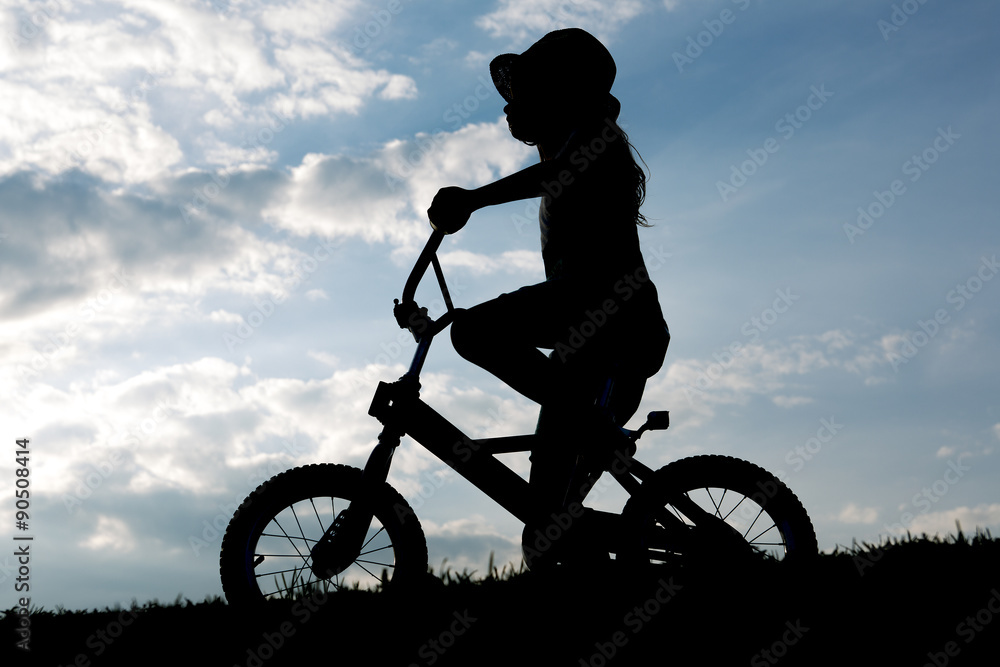 Obraz premium Silhouette of a young child on backlit