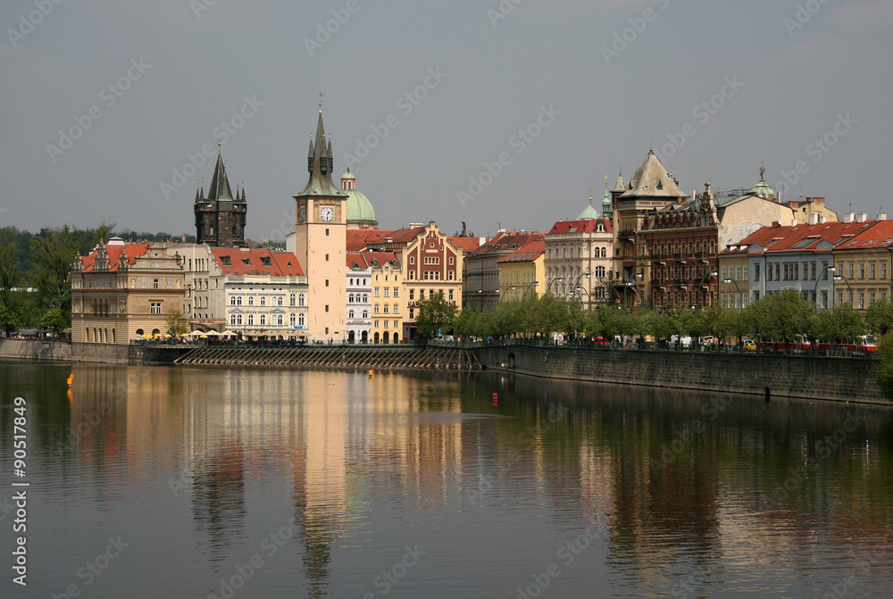 Obraz premium Widok na Wełtawę i muzeum Smetana, Praga, Czechy