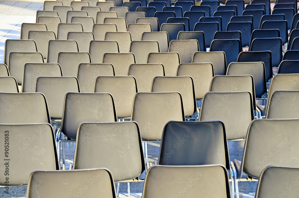 Fototapeta premium Stuhlreihen bei einer Freiluft Veranstaltung